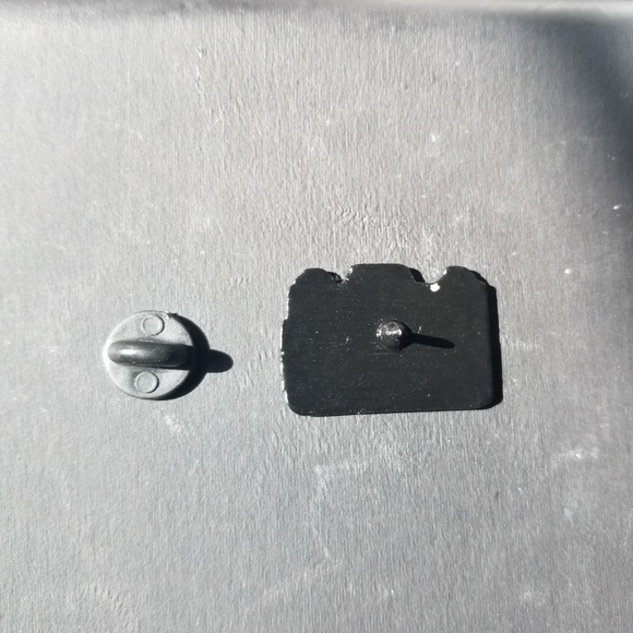 🆕️5/$28 🌼 Camera Enamel Pin - Picture 3 of 5